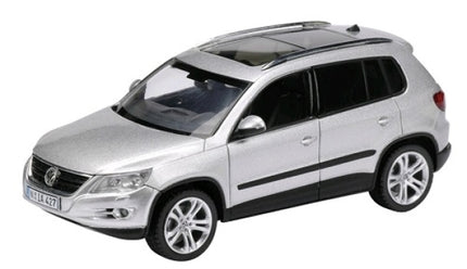 Silver diecast model SUV car with detailed exterior, 1:18 scale, black accents, sunroof
