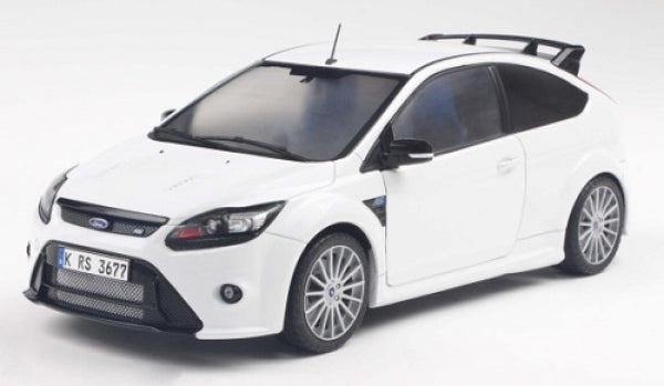 1:18 scale white Ford Focus diecast model car with sporty details and rear spoiler