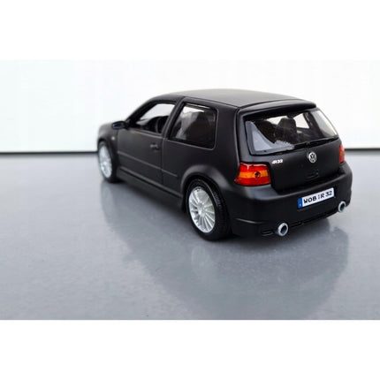 Volkswagen Golf R32 1:24 Diecast Model Car Maisto Matte Black Opening Doors VW Hot Hatch Collectible
