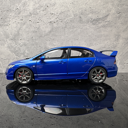 WELL Honda Civic FD2 Type R Blue 1:18 Diecast Model Car - studio product photo of the scale model