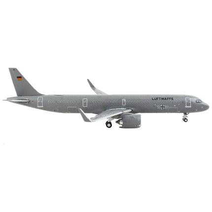 https://cdn.shopify.com/s/files/1/0504/9925/6496/products/airbus-a321neo-transport-aircraft-german-luftwaffe-gray-gemini-macs-series-1400-diecast-model-airplane-by-geminijets-602065.jpg?v=1748420537