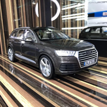 Minichamps 1/18 Audi Q7 Diecast Model Car Brown - detailed collector display model