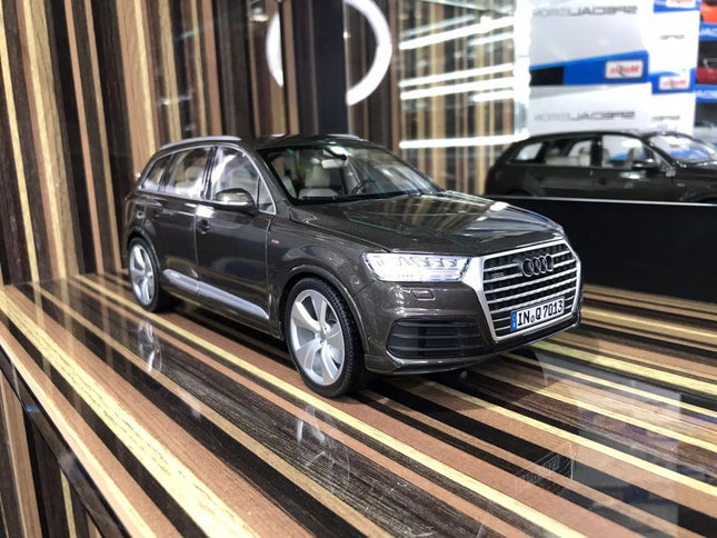 Minichamps 1/18 Audi Q7 Diecast Model Car Brown - detailed collector display model