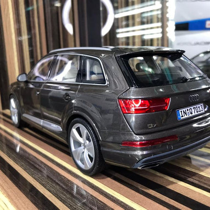 Minichamps 1/18 Audi Q7 Diecast Model Car Brown - fine detailed model replica