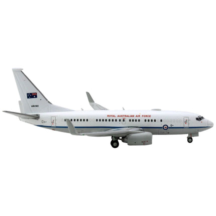 https://cdn.shopify.com/s/files/1/0504/9925/6496/files/boeing-737-700-aircraft-royal-australian-air-force-a36-002-white-with-blue-stripes-gemini-macs-series-1400-diecast-model-airplane-by-geminijets-748224.jpg?v=1748405777