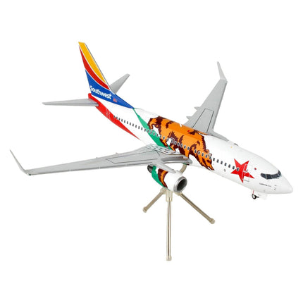 https://cdn.shopify.com/s/files/1/0504/9925/6496/products/boeing-737-700-commercial-aircraft-southwest-airlines-california-one-california-flag-livery-gemini-200-series-1200-diecast-model-airplane-by-geminijets-132906.jpg?v=1748420742