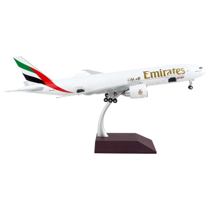 https://cdn.shopify.com/s/files/1/0504/9925/6496/products/boeing-777f-commercial-aircraft-emirates-airlines-skycargo-white-with-striped-tail-gemini-200-interactive-series-1200-diecast-model-airplane-by-geminijets-272189.jpg?v=1748420670