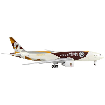 https://cdn.shopify.com/s/files/1/0504/9925/6496/products/boeing-777f-commercial-aircraft-etihad-cargo-year-of-zayed-white-with-graphics-1400-diecast-model-airplane-by-geminijets-857596.jpg?v=1748420745