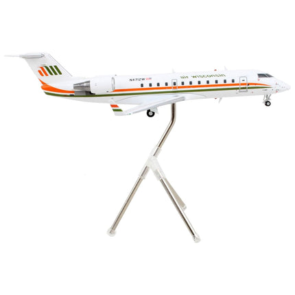 https://cdn.shopify.com/s/files/1/0504/9925/6496/products/bombardier-crj200-commercial-aircraft-air-wisconsin-white-with-orange-and-green-stripes-gemini-200-series-1200-diecast-model-airplane-by-geminijets-382738.jpg?v=1748420744