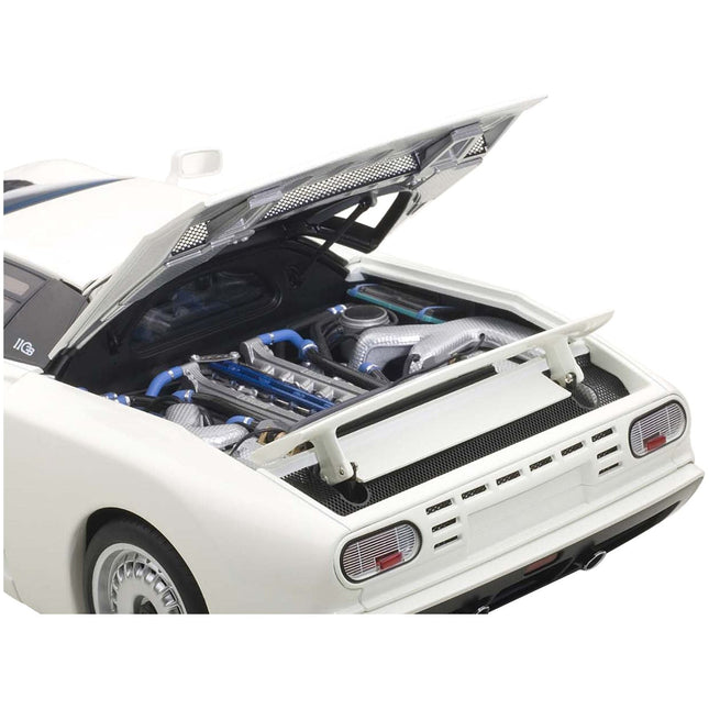 https://cdn.shopify.com/s/files/1/0504/9925/6496/files/bugatti-eb110-gt-white-118-diecast-model-car-by-autoart-143755.jpg?v=1748416529