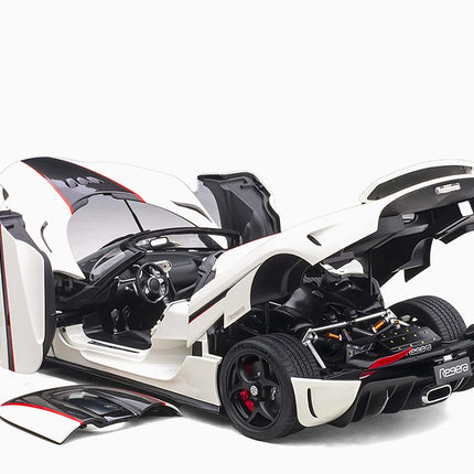 https://www.mydiecastcars.com/wp-content/uploads/2023/01/koenigsegg-agera-white-autoart-2.jpg