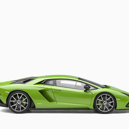 https://www.mydiecastcars.com/wp-content/uploads/2023/01/lamborghini-aventador-green-autoart-3.jpg