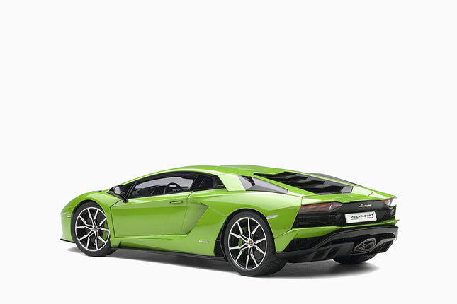 https://www.mydiecastcars.com/wp-content/uploads/2023/01/lamborghini-aventador-green-autoart-4.jpg