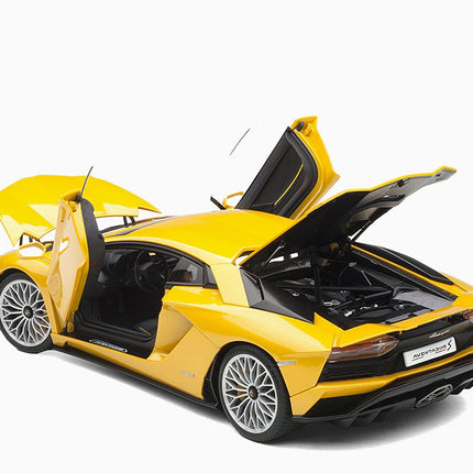 https://www.mydiecastcars.com/wp-content/uploads/2023/01/lamborghini-aventador-yellow-autoart-2.jpg