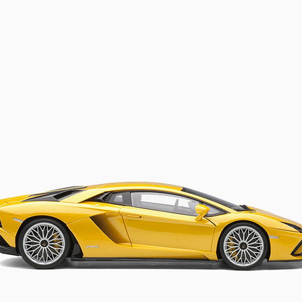 https://www.mydiecastcars.com/wp-content/uploads/2023/01/lamborghini-aventador-yellow-autoart-3.jpg