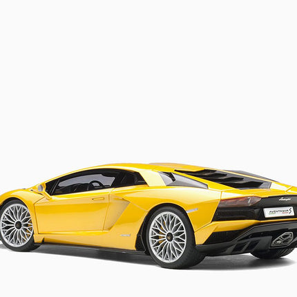 https://www.mydiecastcars.com/wp-content/uploads/2023/01/lamborghini-aventador-yellow-autoart-4.jpg
