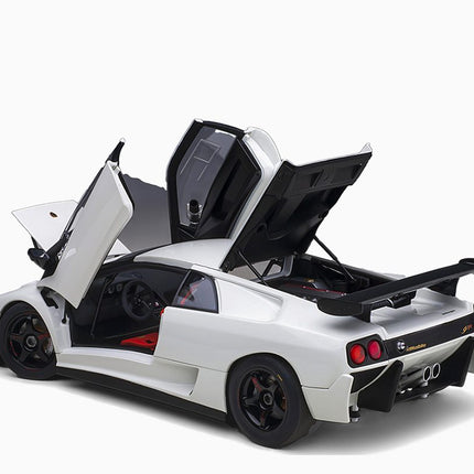 https://www.mydiecastcars.com/wp-content/uploads/2023/01/lamborghini-diablo-svr-white-autoart-2.jpg