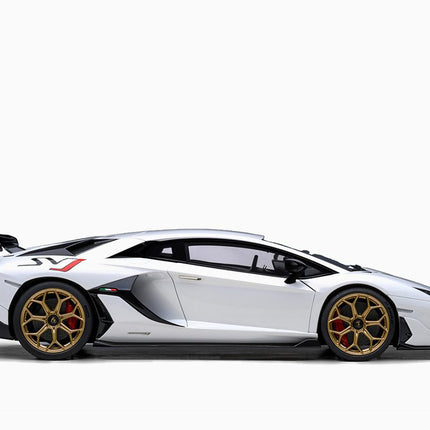https://www.mydiecastcars.com/wp-content/uploads/2023/09/lamborghini-svj-white-autoart-1.jpg