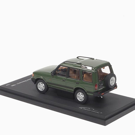 https://www.mydiecastcars.com/wp-content/uploads/2020/10/land-rover-discovery-green-43-3.jpg