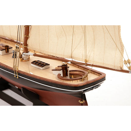 https://cdn.shopify.com/s/files/1/0622/6942/3871/files/maqueta-america-yate-1851-copa-america-detalles-cubierta-OcCre.webp?v=1774353100