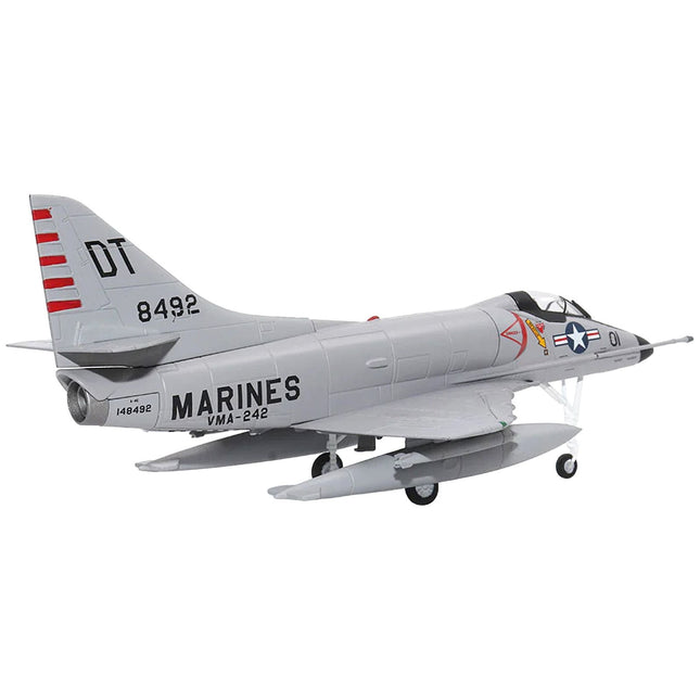 https://cdn.shopify.com/s/files/1/0504/9925/6496/files/mcdonnell-douglas-a-4c-skyhawk-attack-aircraft-us-navy-172-diecast-model-by-militaria-die-cast-684458.jpg?v=1748418490