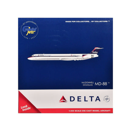https://cdn.shopify.com/s/files/1/0504/9925/6496/files/mcdonnell-douglas-md-88-commercial-aircraft-delta-air-lines-n925dl-white-with-blue-and-red-graphics-1400-diecast-model-airplane-by-geminijets-491244.jpg?v=1756087159