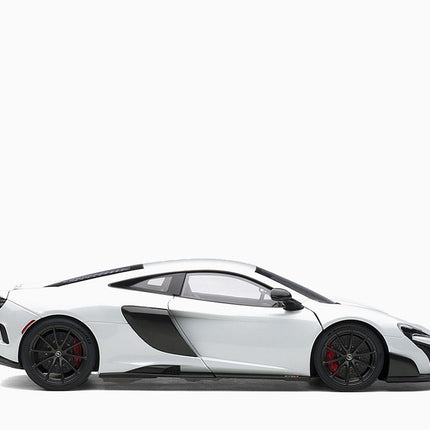 https://www.mydiecastcars.com/wp-content/uploads/2023/01/mclaren-675lt-white-autoart-3.jpg
