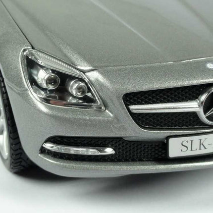 Minichamps Mercedes-Benz SLK R172 2011 Palladium Silver Metallic 1:18 scale model car, close-up of the grille, headlight and SLK-Klasse number plate