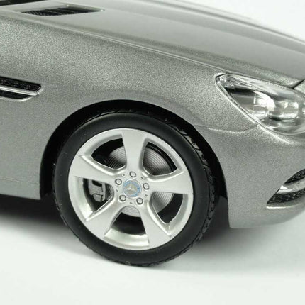 Minichamps Mercedes-Benz SLK R172 2011 Palladium Silver Metallic 1:18 scale model car, close-up of the five-spoke alloy wheel and Mercedes-Benz hub cap