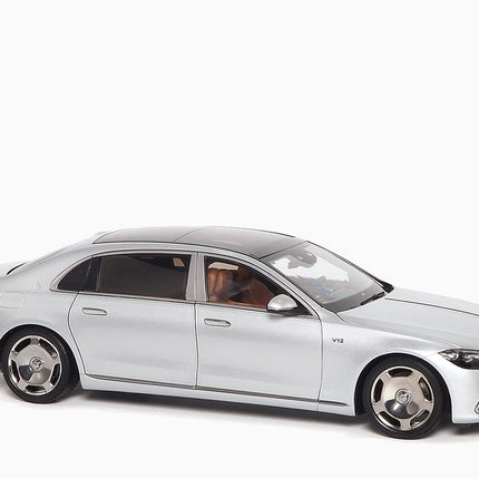 https://www.mydiecastcars.com/wp-content/uploads/2023/06/mercedes-maybach-silver-almost-real-1.jpg