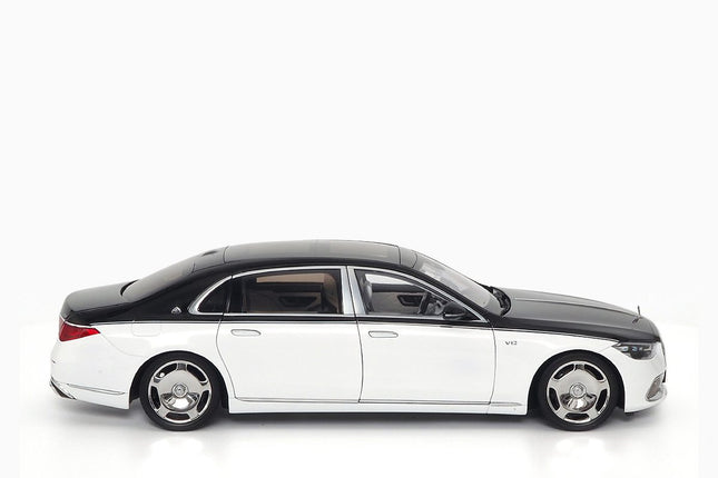 https://www.mydiecastcars.com/wp-content/uploads/2023/12/mercedes-mayback-black-white-2.jpg