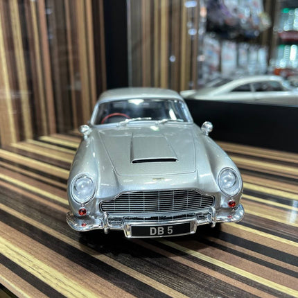 Solido Aston Martin DB5 - 1/18 Diecast Model, Partial Opening - Silver - scale model for display