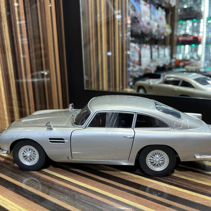 Solido Aston Martin DB5 - 1/18 Diecast Model, Partial Opening - Silver - fine detailed model replica