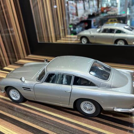 Solido Aston Martin DB5 - 1/18 Diecast Model, Partial Opening - Silver - collectible scale model car