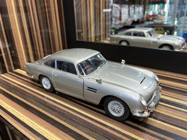 Solido Aston Martin DB5 - 1/18 Diecast Model, Partial Opening - Silver - detailed collector display model
