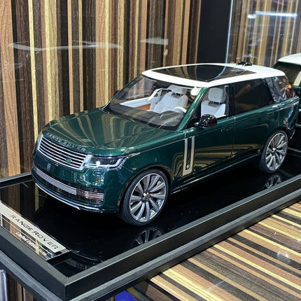 MotorHelix Range Rover Autobiography British Racing Green 1:18 Resin Model Car - detailed collector display model