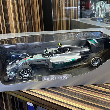 Minichamps Mercedes Benz AMG Petronas F1 Team W05 #6 N. Rosberg 2014 1:18 Diecast Model Car Silver - premium collector scale 