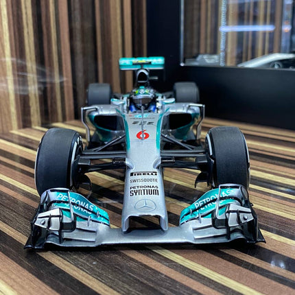 Minichamps Mercedes Benz AMG Petronas F1 Team W05 #6 N. Rosberg 2014 1:18 Diecast Model Car Silver - collector edition scale 
