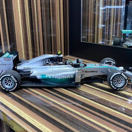 Minichamps Mercedes Benz AMG Petronas F1 Team W05 #6 N. Rosberg 2014 1:18 Diecast Model Car Silver - collectible scale model 