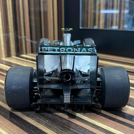 Minichamps Mercedes Benz AMG Petronas F1 Team W05 #6 N. Rosberg 2014 1:18 Diecast Model Car Silver - detailed die-cast style 