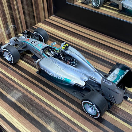 Minichamps Mercedes Benz AMG Petronas F1 Team W05 #6 N. Rosberg 2014 1:18 Diecast Model Car Silver - scale model for display