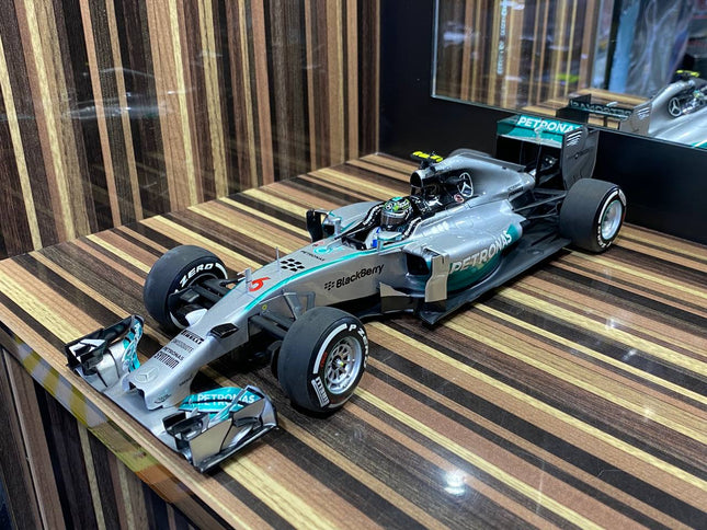Minichamps Mercedes Benz AMG Petronas F1 Team W05 #6 N. Rosberg 2014 1:18 Diecast Model Car Silver - detailed collector displ