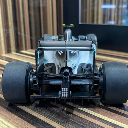 Minichamps Mercedes-Benz AMG Petronas F1 W06 Hybrid #6 N. Rosberg 2015 1/18 Diecast Model - detailed die-cast style model