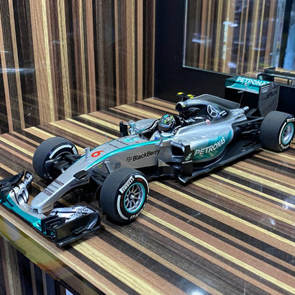 Minichamps Mercedes-Benz AMG Petronas F1 W06 Hybrid #6 N. Rosberg 2015 1/18 Diecast Model - detailed collector display model