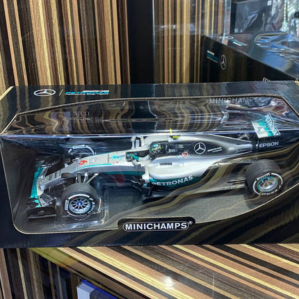 Minichamps Mercedes AMG Petronas F1 W06 Hybrid #6 N. Rosberg 2016 1/18 Diecast Silver - studio product photo of the scale mod
