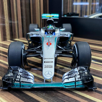 Minichamps Mercedes AMG Petronas F1 W06 Hybrid #6 N. Rosberg 2016 1/18 Diecast Silver - scale model for display