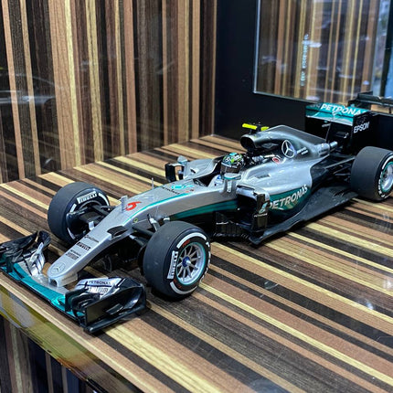 Minichamps Mercedes AMG Petronas F1 W06 Hybrid #6 N. Rosberg 2016 1/18 Diecast Silver - detailed collector display model