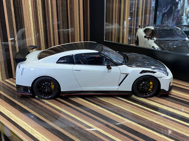 AutoArt Nissan GT-R R35 NISMO Special Edition White Pearl 1:18 Diecast Model Car - studio product photo of the scale model