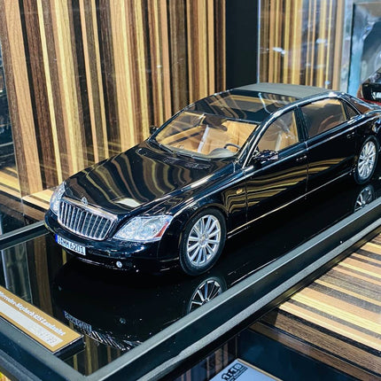 Motor Helix 1/18 Mercedes-Benz Maybach 62S Landaulet Metallic Black Resin Model - detailed collector display model
