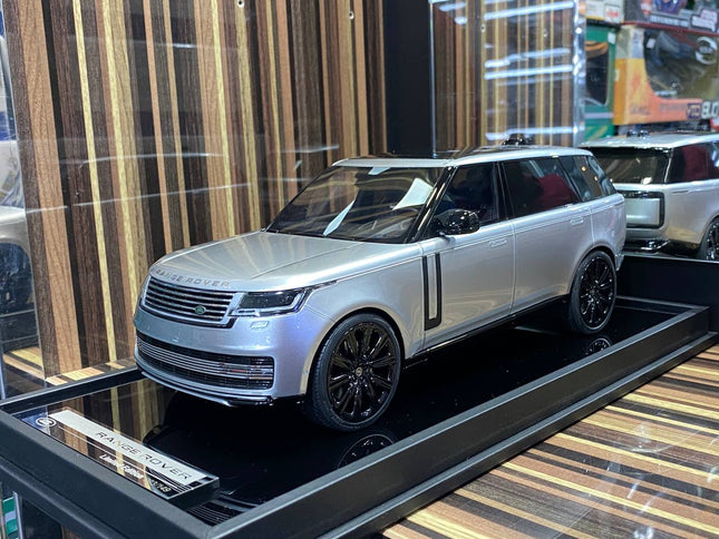 Motorhelix Land Rover Range Rover 1/18 Resin Silver Limited Edition Diecast Model Car - studio product photo of the scale mod
